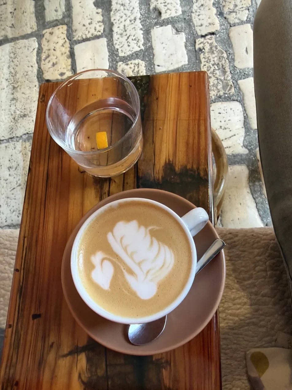 Cappuccino s latte art v kavárně Augusto